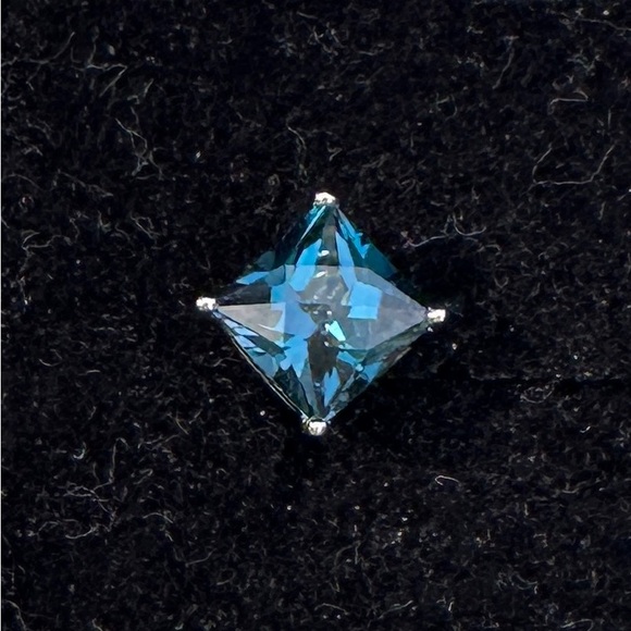 ❌❌❌SOLD❌❌❌ 14Kt White Gold 2.5 tcw Leach & Garner London Blue Topaz Studs - Picture 8 of 9